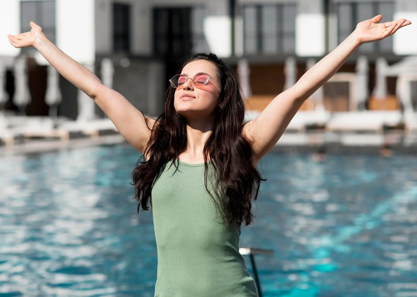 Прекрасная женщина наслаждается летом.