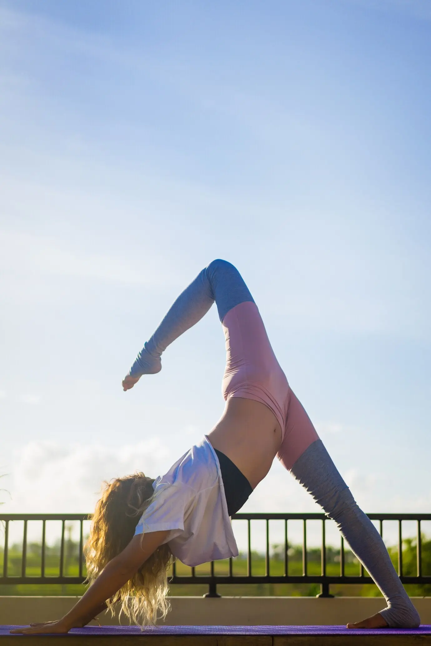 Молодая женщина занимается йогой