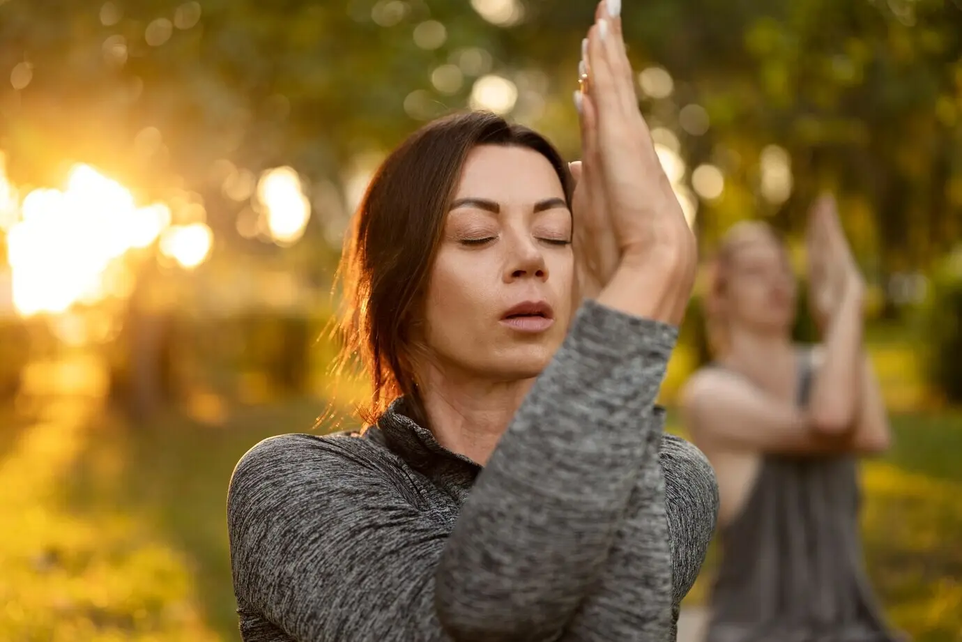 Вид сбоку женщин, медитирующих на природе