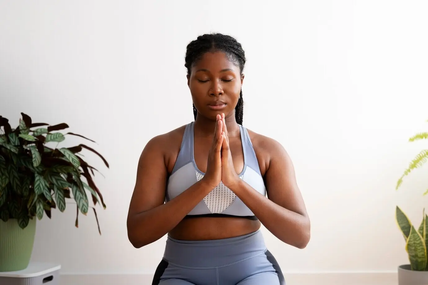 Средний план женщины, тренирующейся дома